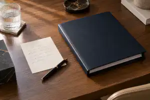 פתק קצר לצד תיק חוזה מלא ועט