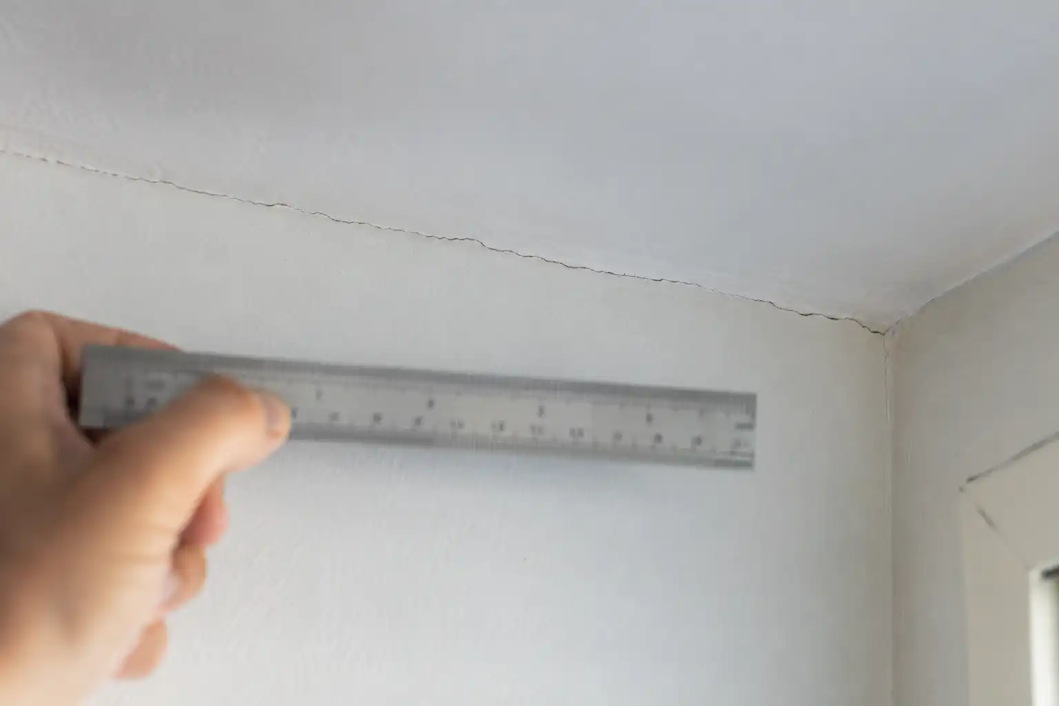 תיעוד סדק בקיר לצורך בדיקת ליקויי בנייה