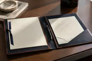 מסמך מובלט ודף אימות נפרד בתוך תיק נסיעה