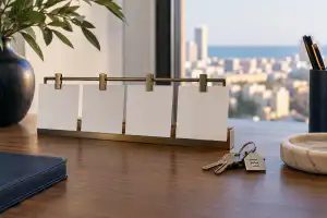 ארבעה כרטיסי מועדים מסודרים לצד מפתחות דירה