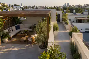 מרפסת גג עם פרגולה ומעבר גישה משותף